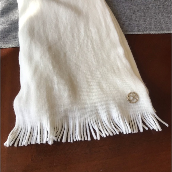 2 Calvin Klein Scarves.. New Without Tags.. very soft.. could be for woman, man - Picture 2 of 4